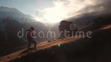 在美丽的日落中，一个女孩在山的边缘行走，作为一个<strong>剪影</strong>的史诗镜头的鸟瞰。 <strong>剪影</strong>